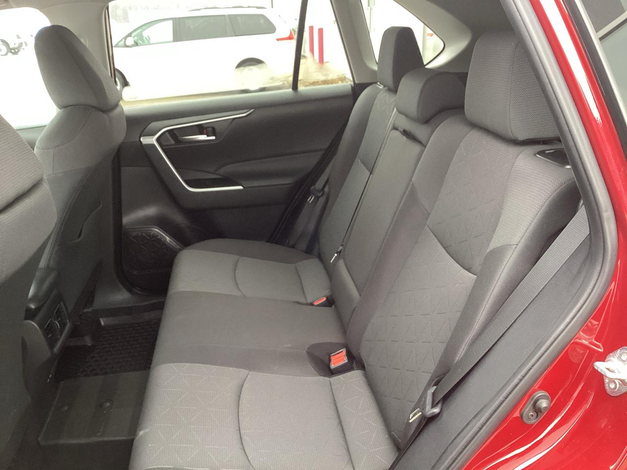 2024 Toyota RAV4 XLE AWD Photo4