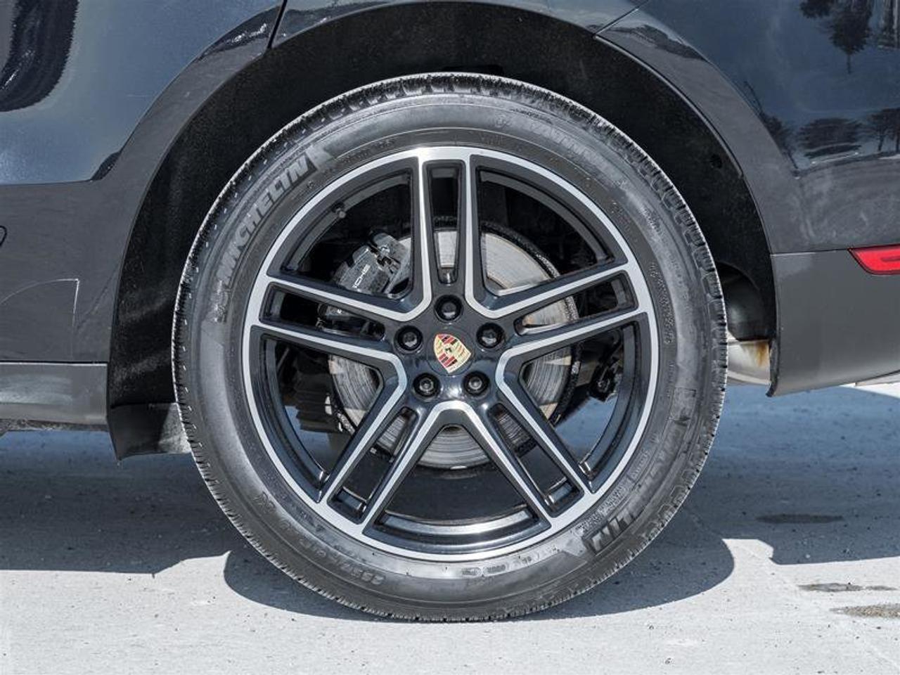 2021 Porsche Macan AWD Premium Pkg 20 Macan Turbo Wheels in High Glos Photo4