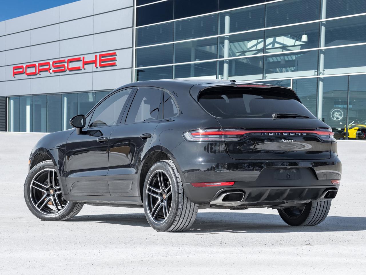 2021 Porsche Macan AWD Premium Pkg 20 Macan Turbo Wheels in High Glos Photo3