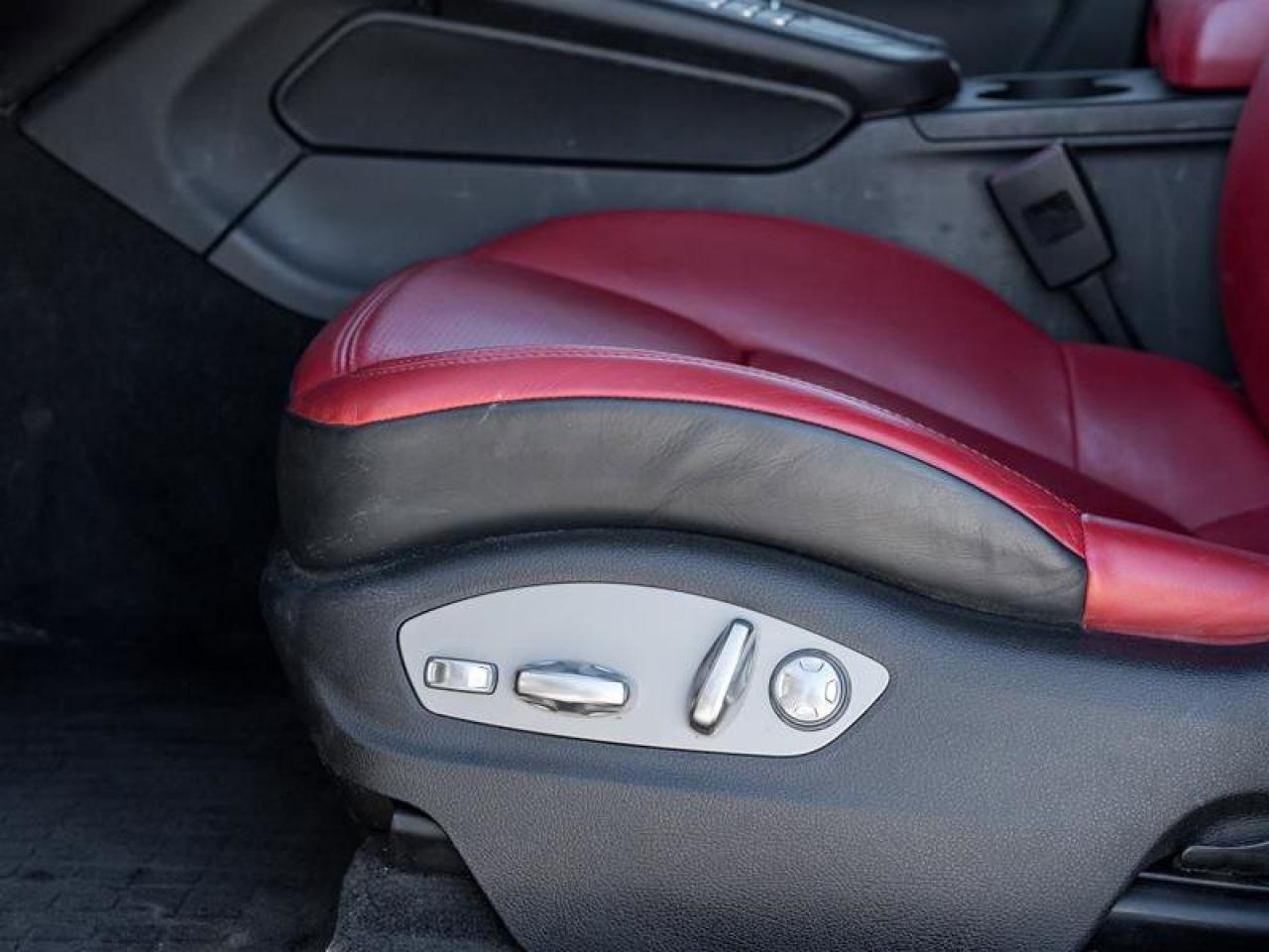 2021 Porsche Macan AWD Premium Pkg 20 Macan Turbo Wheels in High Glos Photo