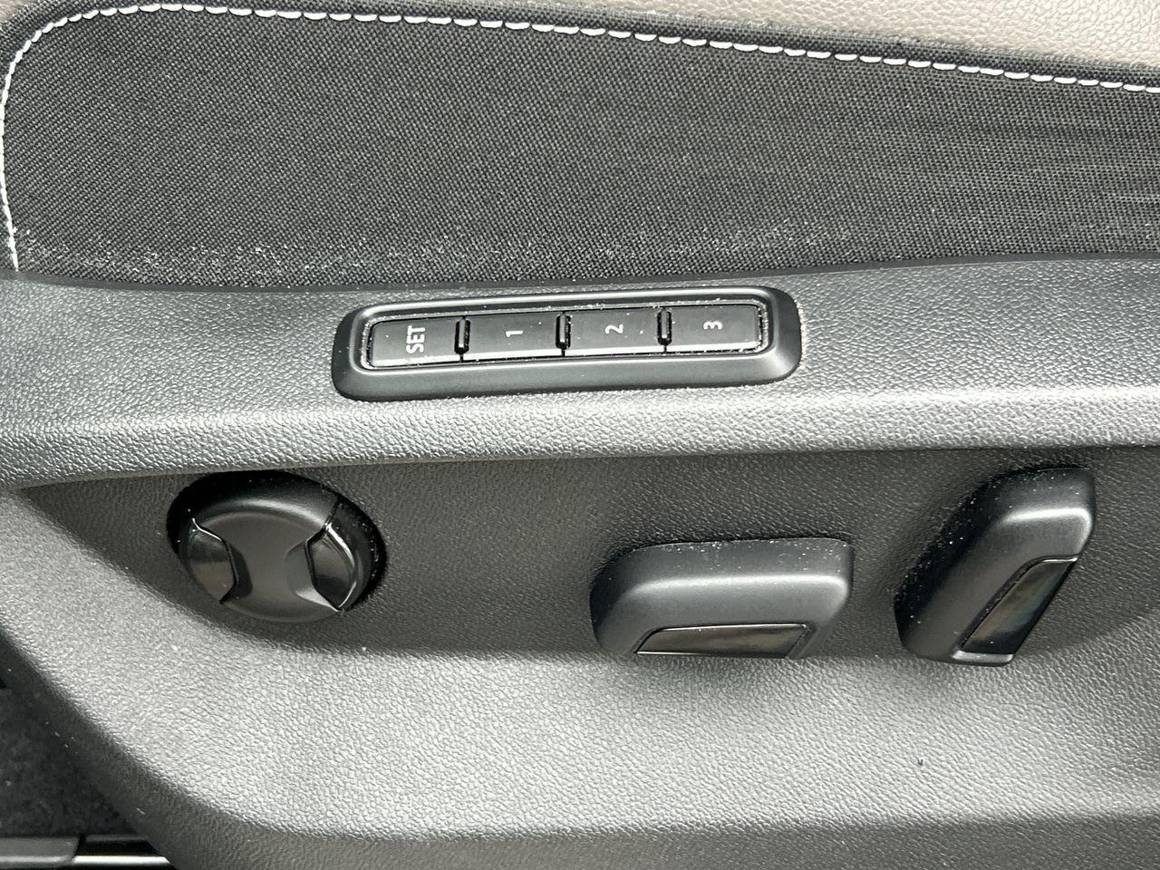 2023 Volkswagen Atlas Cross Sport Execline 3.6L 8sp at w/Tip 4MOTION Leather  Sunroo Photo