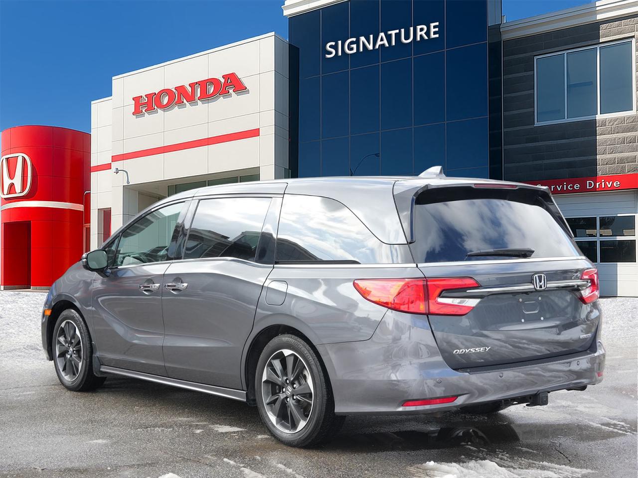 2024 Honda Odyssey Touring Photo3