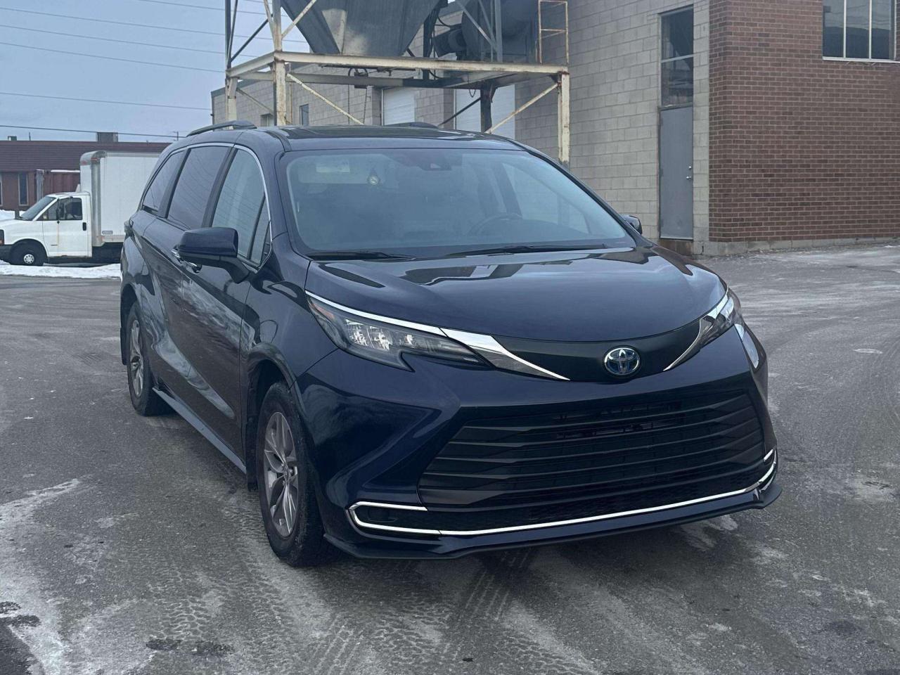 2024 Toyota Sienna XLE/ LEATHER/ 8 PASSENGER/ ALLOY/ SUNROOF Photo