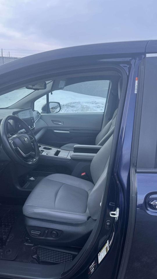 2024 Toyota Sienna XLE/ LEATHER/ 8 PASSENGER/ ALLOY/ SUNROOF Photo