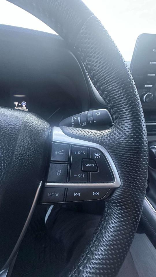 2024 Toyota Sienna XLE/ LEATHER/ 8 PASSENGER/ ALLOY/ SUNROOF Photo