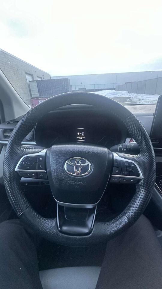 2024 Toyota Sienna XLE/ LEATHER/ 8 PASSENGER/ ALLOY/ SUNROOF Photo