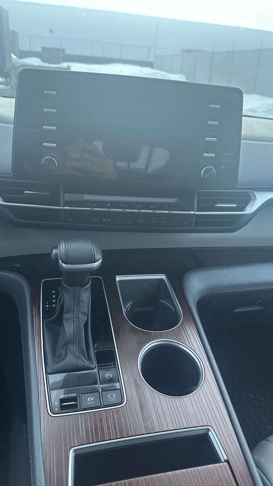 2024 Toyota Sienna XLE/ LEATHER/ 8 PASSENGER/ ALLOY/ SUNROOF Photo