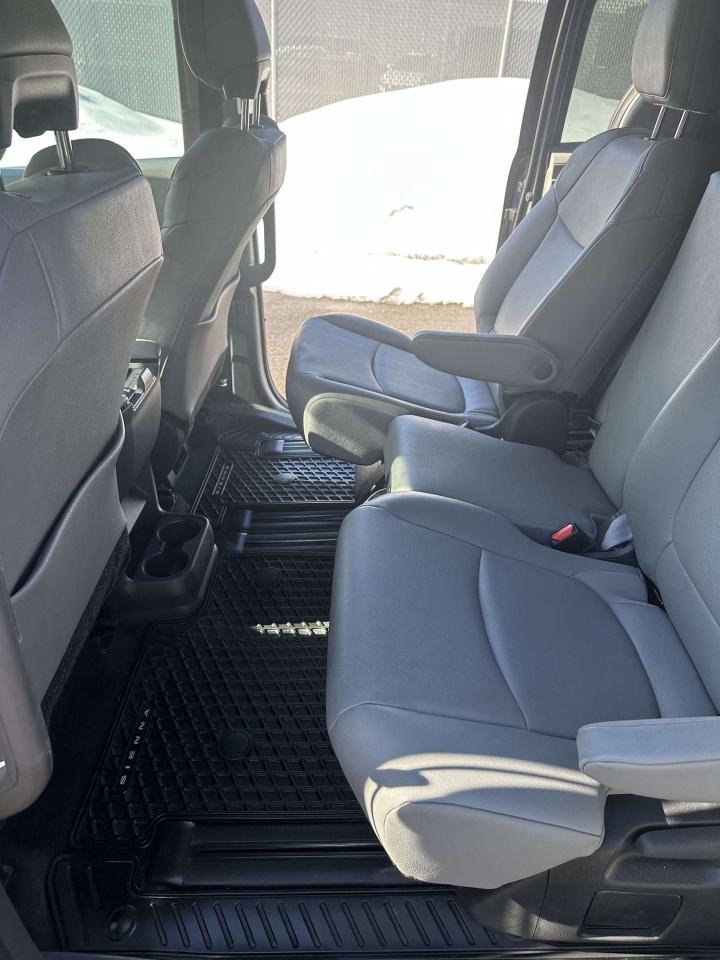 2024 Toyota Sienna XLE/ LEATHER/ 8 PASSENGER/ ALLOY/ SUNROOF Photo