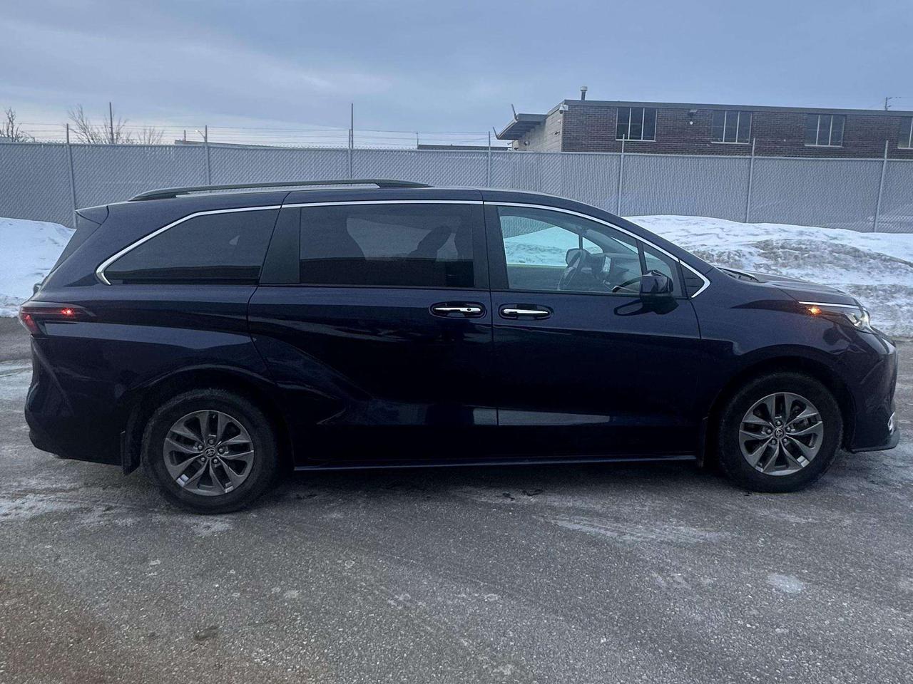 2024 Toyota Sienna XLE/ LEATHER/ 8 PASSENGER/ ALLOY/ SUNROOF Photo