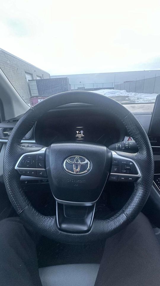 2024 Toyota Sienna XLE/ LEATHER/ 8 PASSENGER/ ALLOY/ SUNROOF Photo