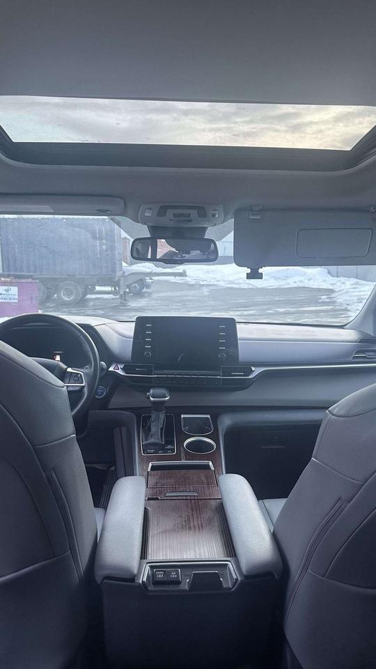 2024 Toyota Sienna XLE/ LEATHER/ 8 PASSENGER/ ALLOY/ SUNROOF Photo