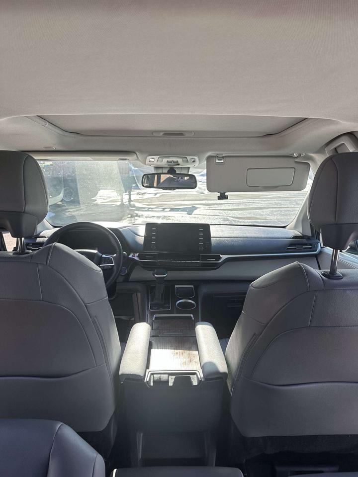2024 Toyota Sienna XLE/ LEATHER/ 8 PASSENGER/ ALLOY/ SUNROOF Photo