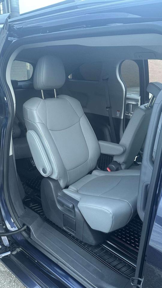 2024 Toyota Sienna XLE/ LEATHER/ 8 PASSENGER/ ALLOY/ SUNROOF Photo