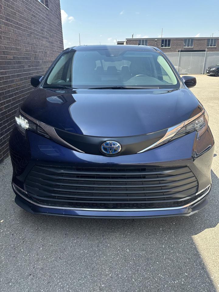 2024 Toyota Sienna XLE/ LEATHER/ 8 PASSENGER/ ALLOY/ SUNROOF Photo