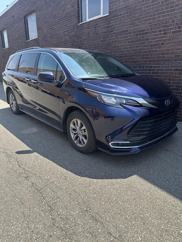 2024 Toyota Sienna XLE/ LEATHER/ 8 PASSENGER/ ALLOY/ SUNROOF Photo4