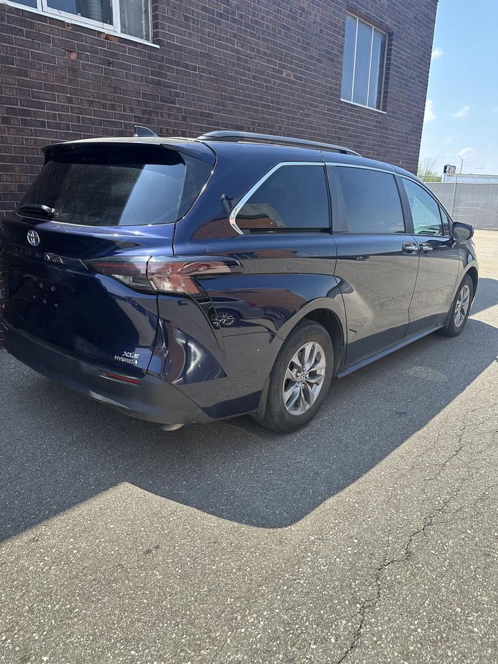 2024 Toyota Sienna XLE/ LEATHER/ 8 PASSENGER/ ALLOY/ SUNROOF Photo3