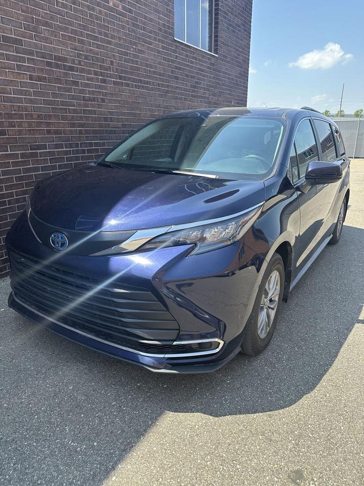2024 Toyota Sienna XLE/ LEATHER/ 8 PASSENGER/ ALLOY/ SUNROOF Photo