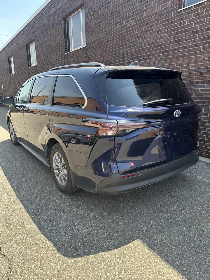 2024 Toyota Sienna XLE/ LEATHER/ 8 PASSENGER/ ALLOY/ SUNROOF Photo