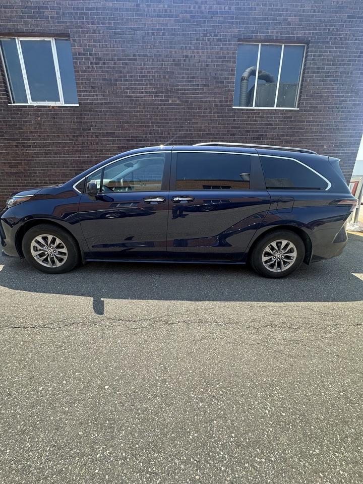 2024 Toyota Sienna XLE/ LEATHER/ 8 PASSENGER/ ALLOY/ SUNROOF Photo