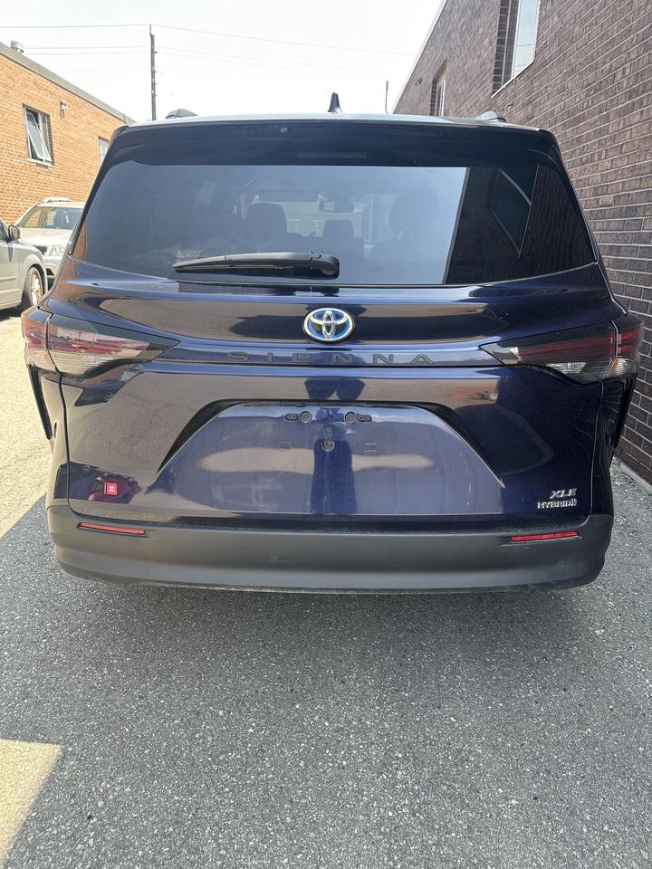2024 Toyota Sienna XLE/ LEATHER/ 8 PASSENGER/ ALLOY/ SUNROOF Photo