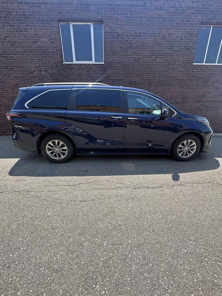 2024 Toyota Sienna XLE/ LEATHER/ 8 PASSENGER/ ALLOY/ SUNROOF Photo