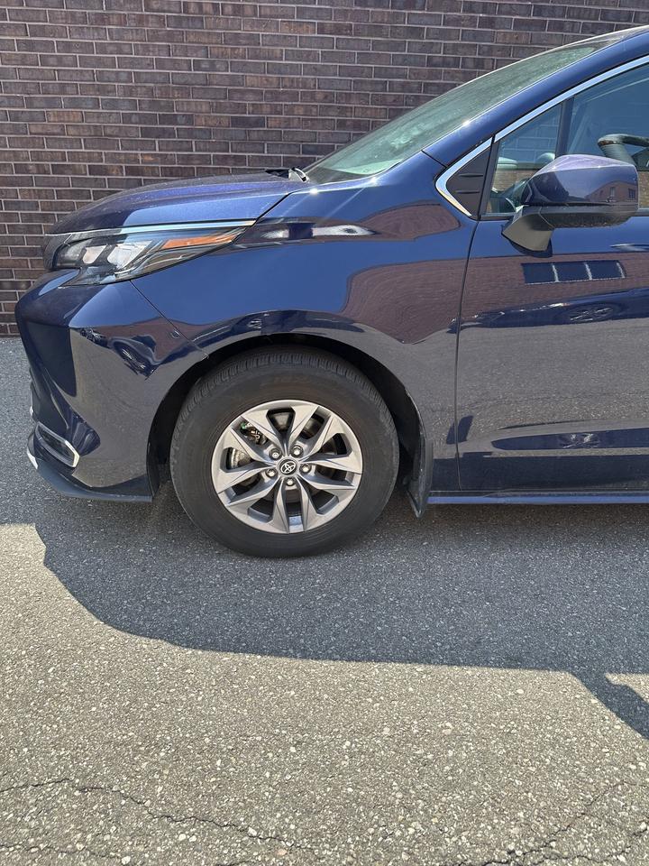 2024 Toyota Sienna XLE/ LEATHER/ 8 PASSENGER/ ALLOY/ SUNROOF Photo