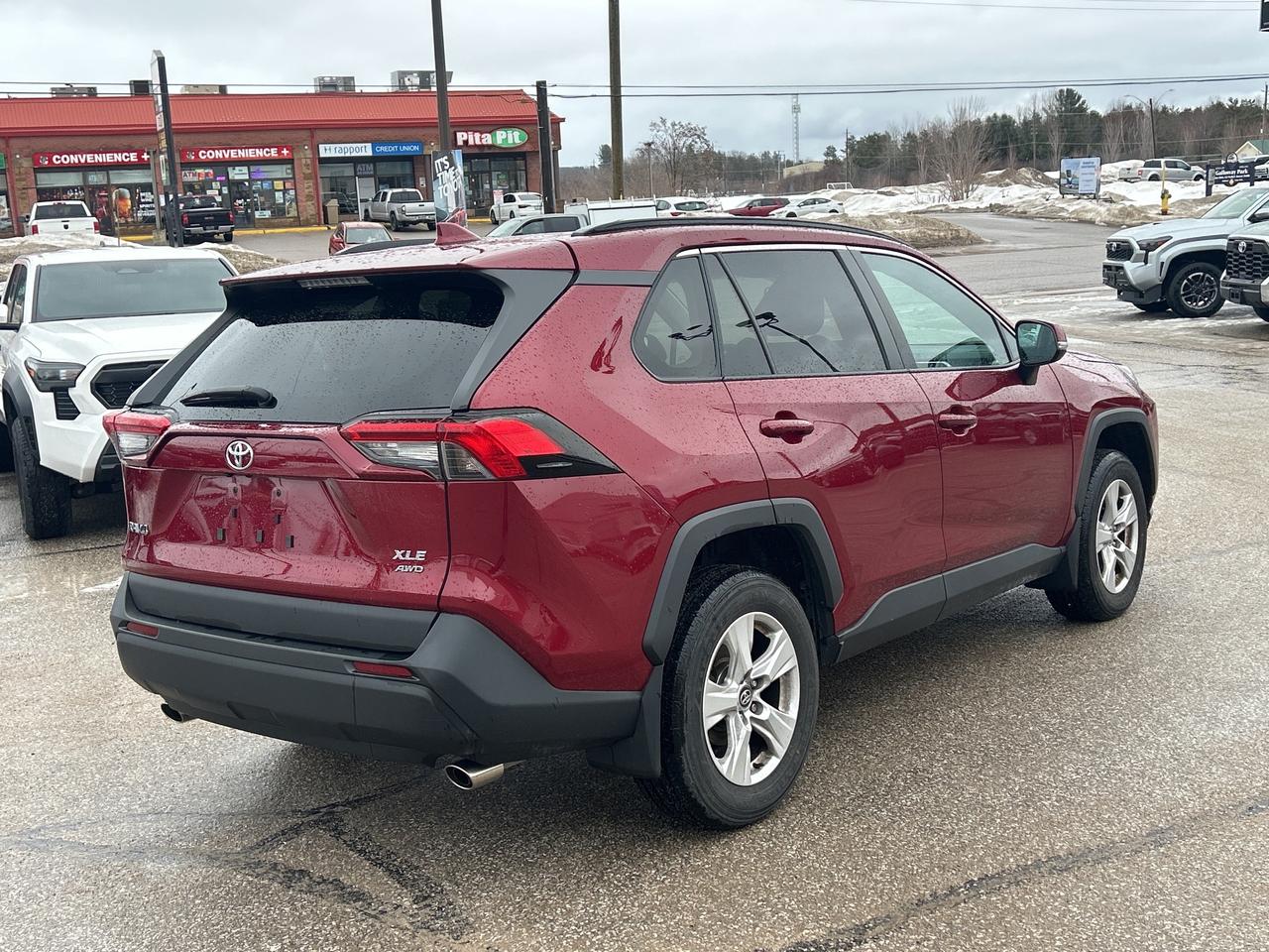 2020 Toyota RAV4 XLE Photo4