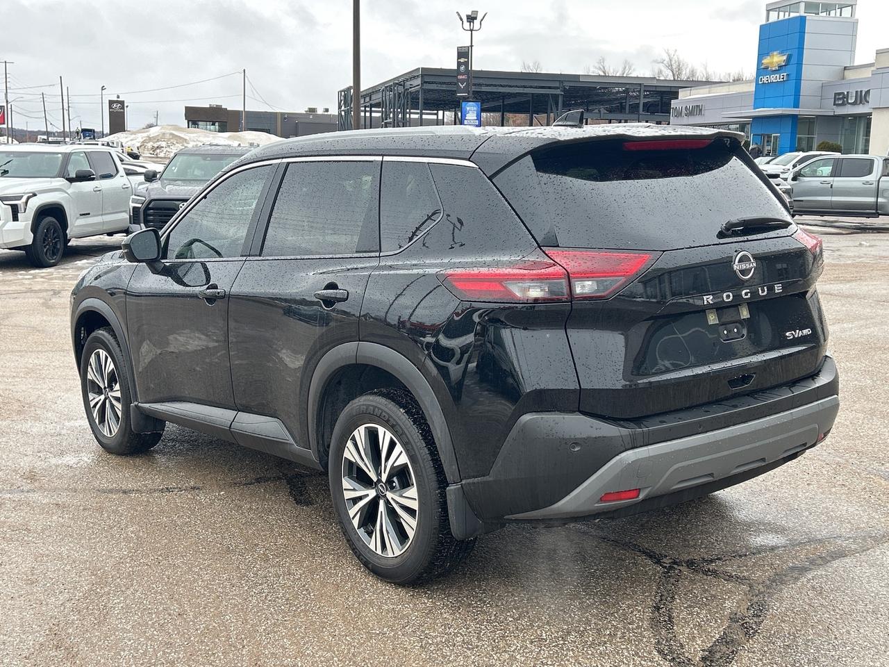 2023 Nissan Rogue SV Moonroof   LOW KM Photo2
