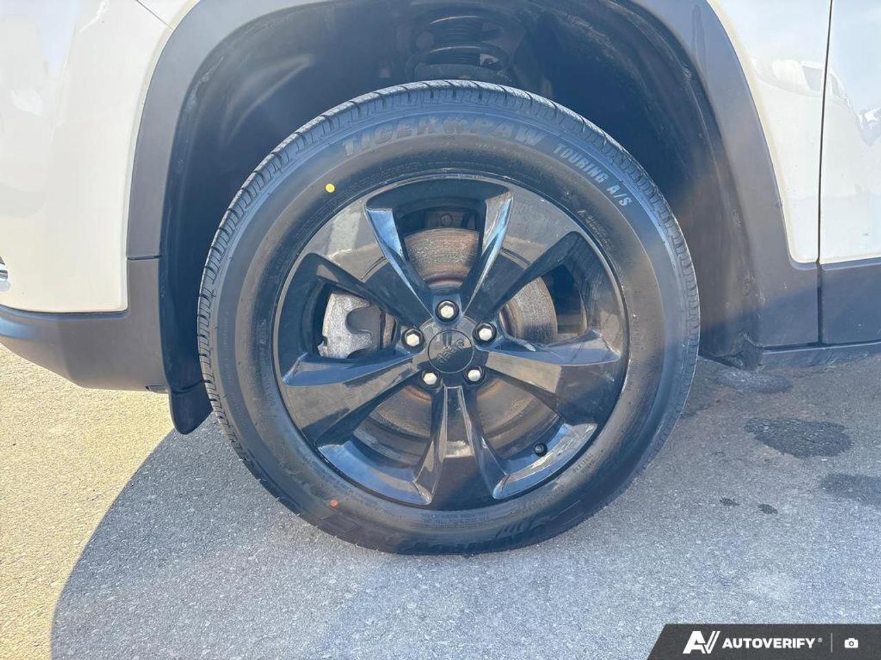 2021 Jeep Cherokee Altitude   NO ACCIDENTS   ONE OWNER   8.0L/100km Photo