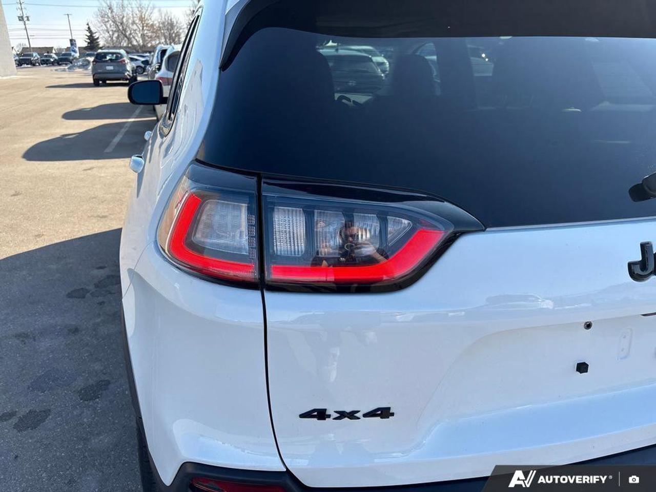 2021 Jeep Cherokee Altitude   NO ACCIDENTS   ONE OWNER   8.0L/100km Photo