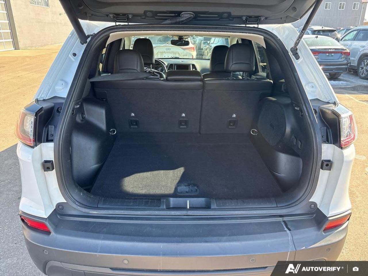 2021 Jeep Cherokee Altitude   NO ACCIDENTS   ONE OWNER   8.0L/100km Photo