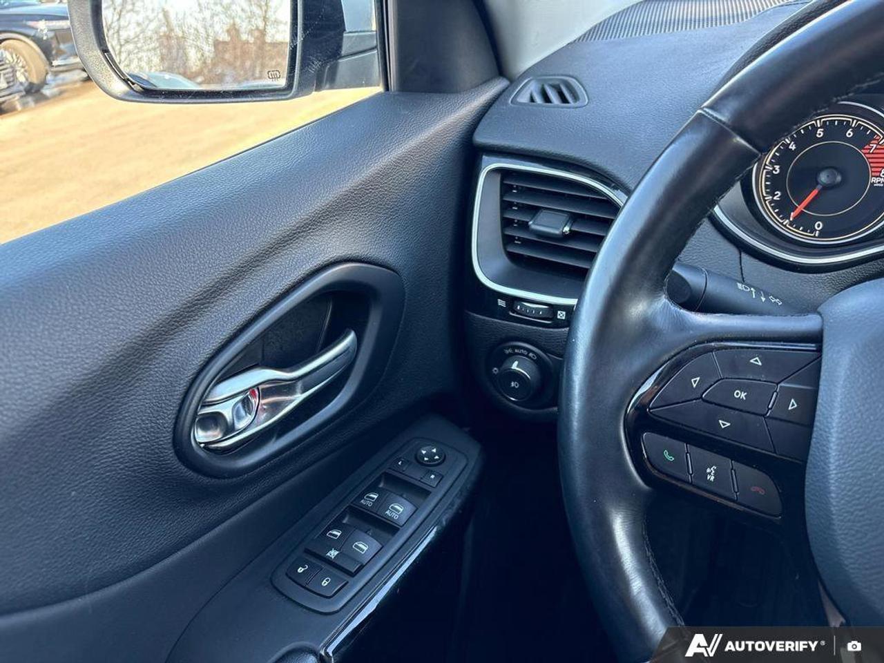 2021 Jeep Cherokee Altitude   NO ACCIDENTS   ONE OWNER   8.0L/100km Photo