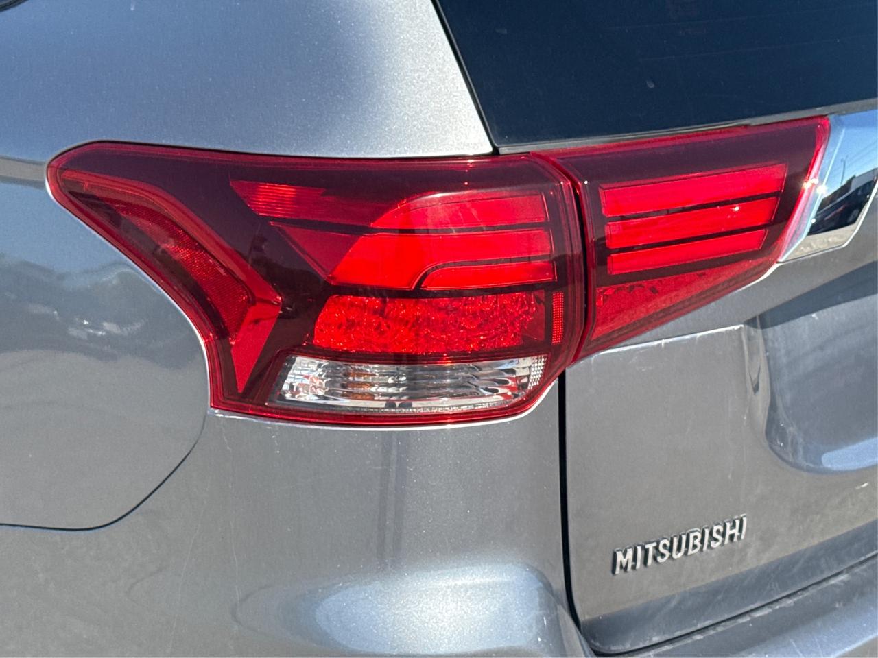 2019 Mitsubishi Outlander ES AWD REAR CAM MINT! WE FINANCE ALL CREDIT! Photo