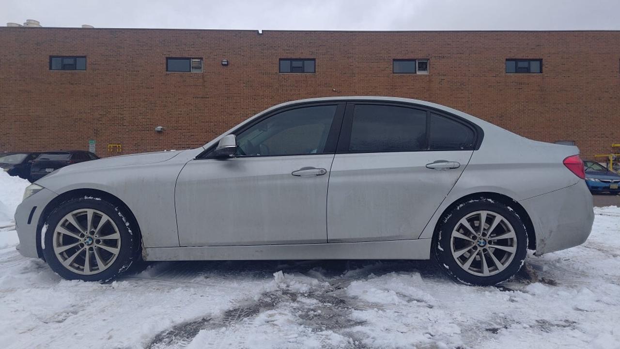 2017 BMW 320i xDrive / Leather / Back-Up Camera / Bluetooth / Cl Photo