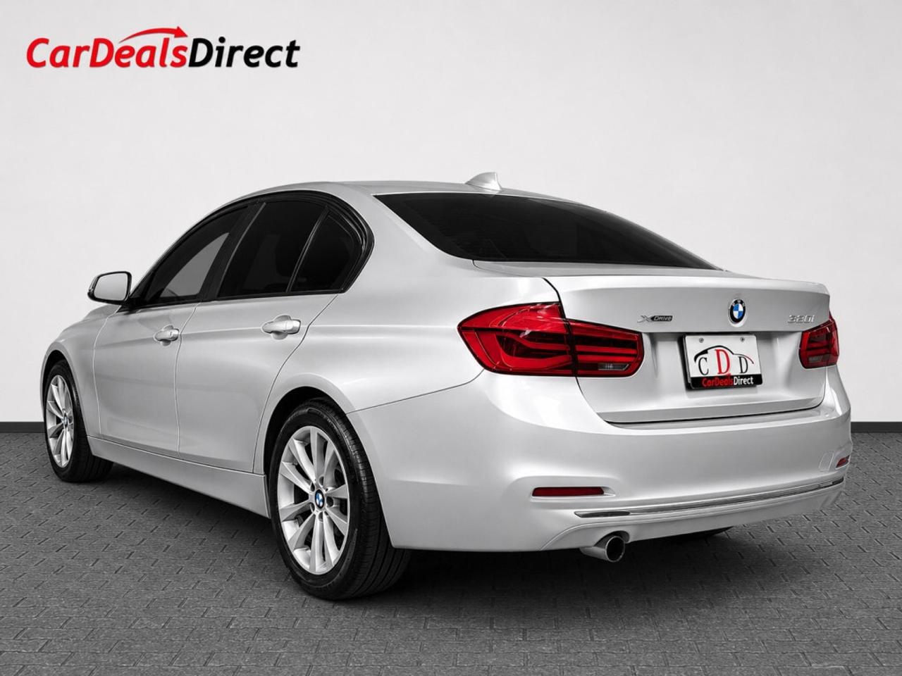 2017 BMW 320i xDrive / Leather / Back-Up Camera / Bluetooth / Cl Photo4