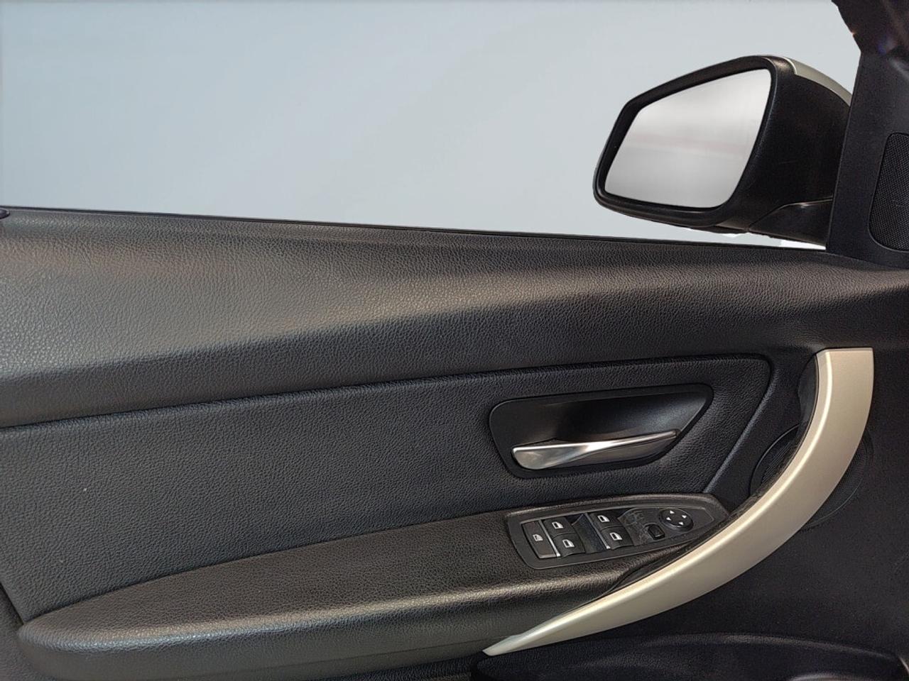 2017 BMW 320i xDrive / Leather / Back-Up Camera / Bluetooth / Cl Photo