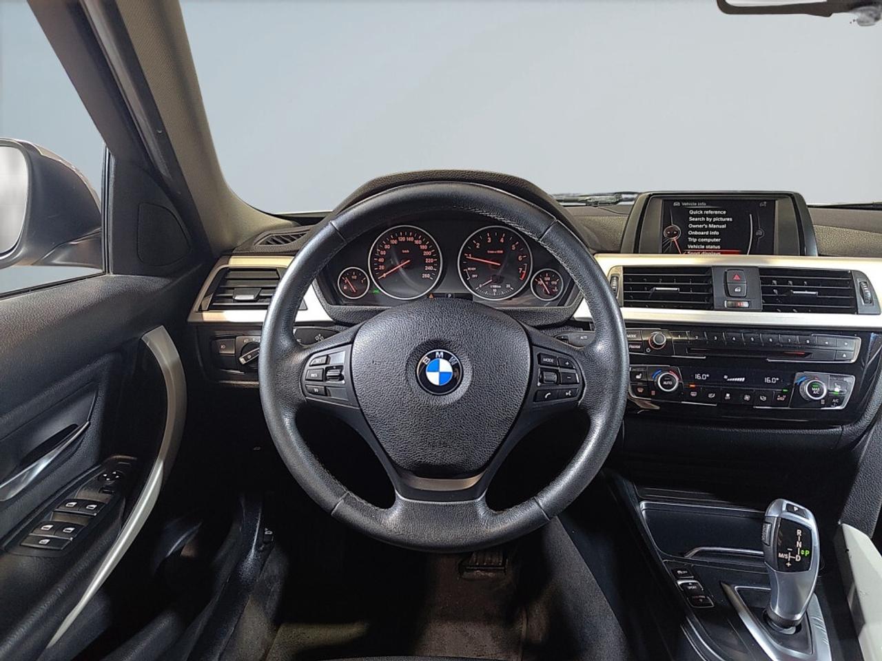 2017 BMW 320i xDrive / Leather / Back-Up Camera / Bluetooth / Cl Photo