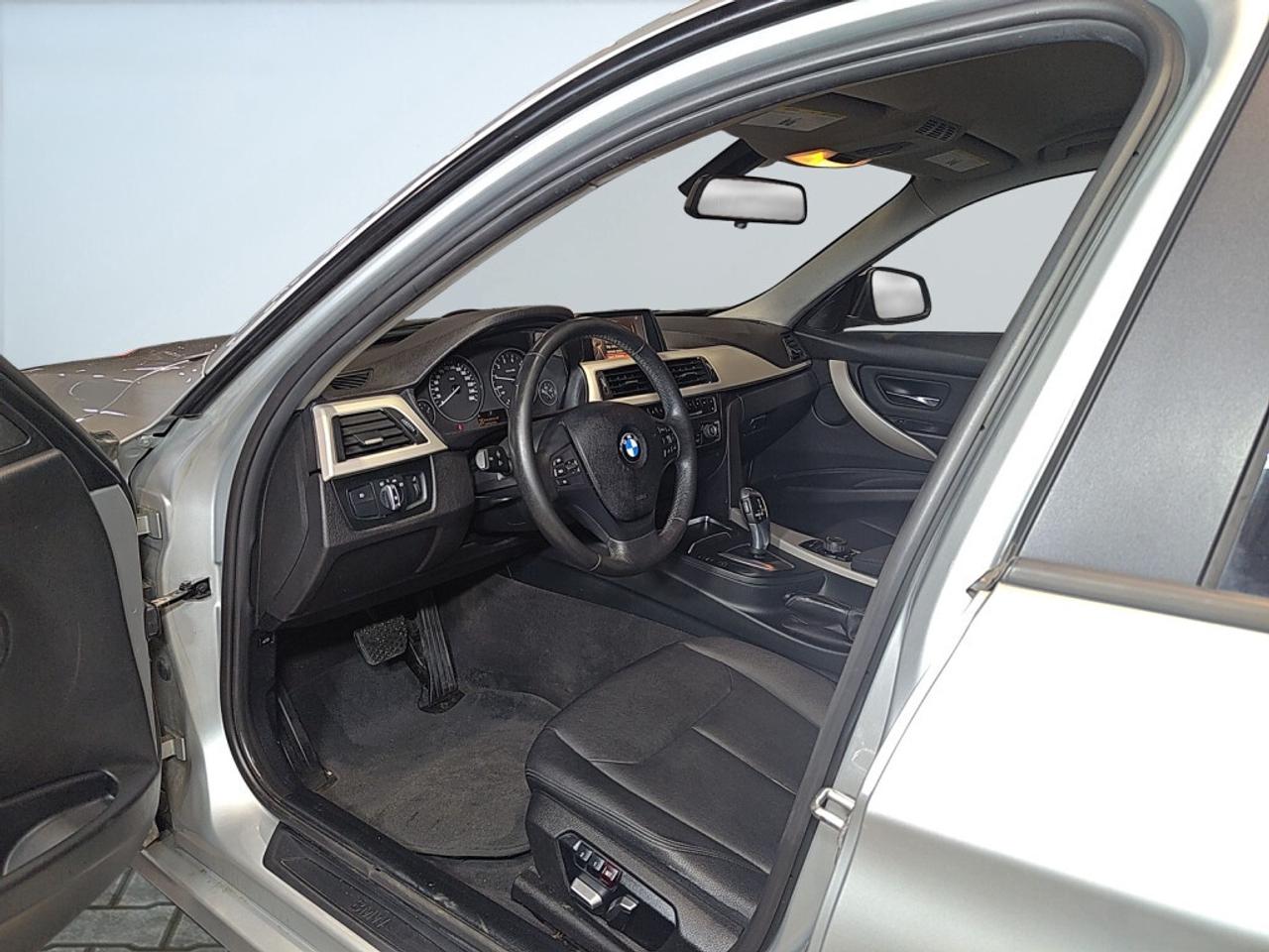 2017 BMW 320i xDrive / Leather / Back-Up Camera / Bluetooth / Cl Photo