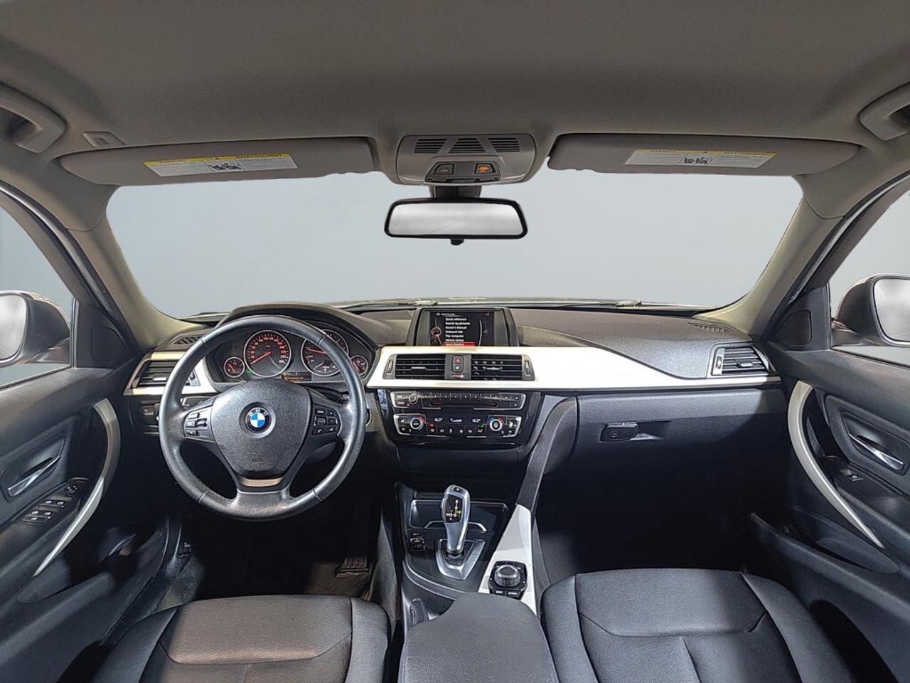 2017 BMW 320i xDrive / Leather / Back-Up Camera / Bluetooth / Cl Photo