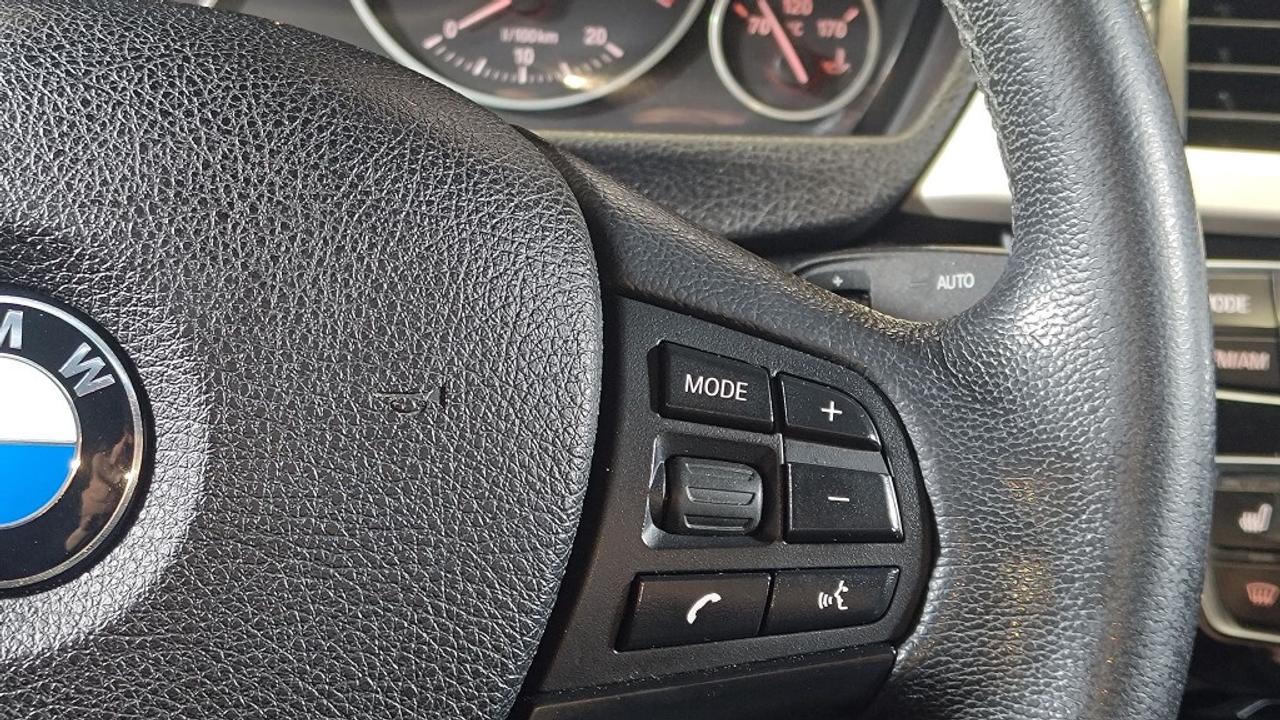 2017 BMW 320i xDrive / Leather / Back-Up Camera / Bluetooth / Cl Photo