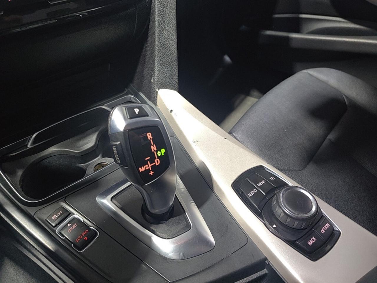 2017 BMW 320i xDrive / Leather / Back-Up Camera / Bluetooth / Cl Photo