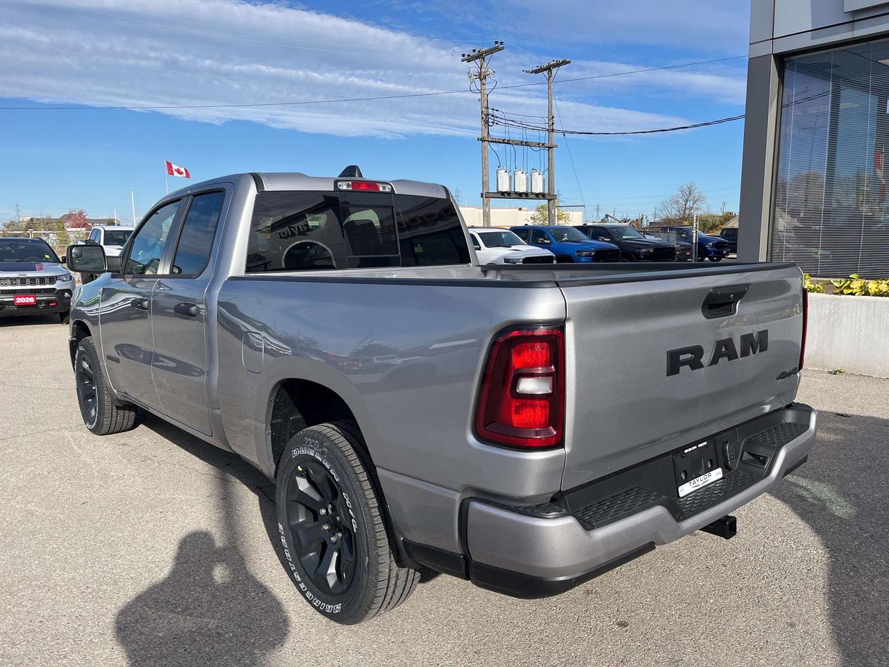 2025 RAM 1500 Black Express 4x4 V6 *ANTI-SPIN *3.55 AXLE *HITCH Photo3