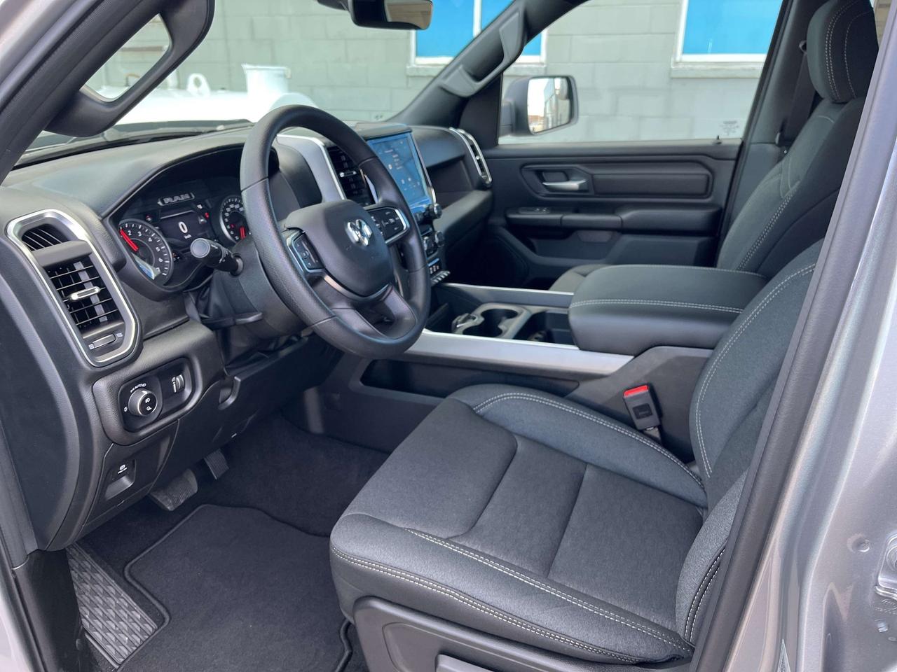 2025 RAM 1500 Black Express 4x4 V6 *ANTI-SPIN *3.55 AXLE *HITCH Photo