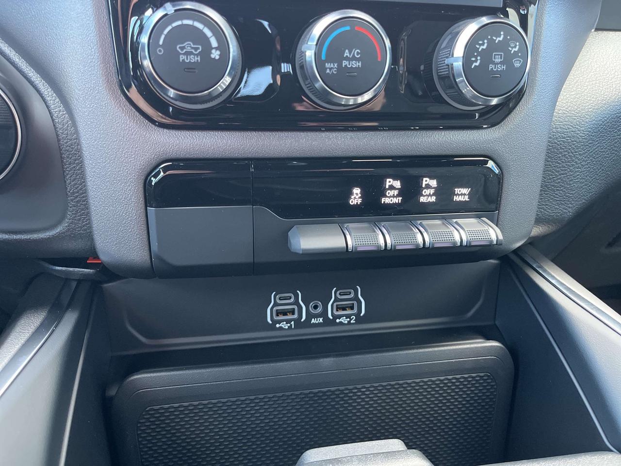 2025 RAM 1500 Black Express 4x4 V6 *ANTI-SPIN *3.55 AXLE *HITCH Photo