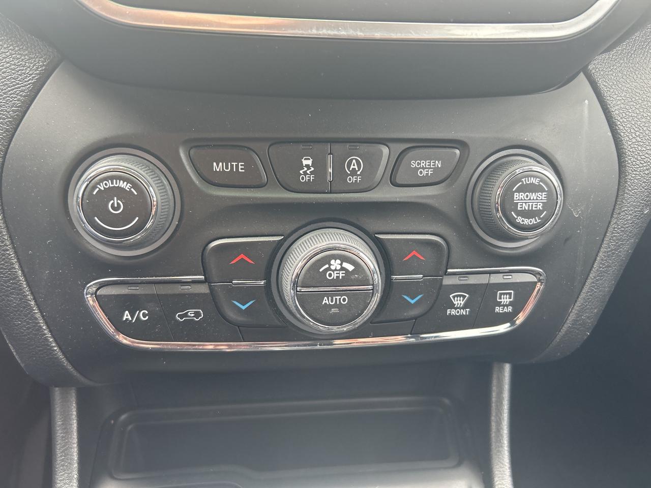 2022 Jeep Cherokee North V6 Photo