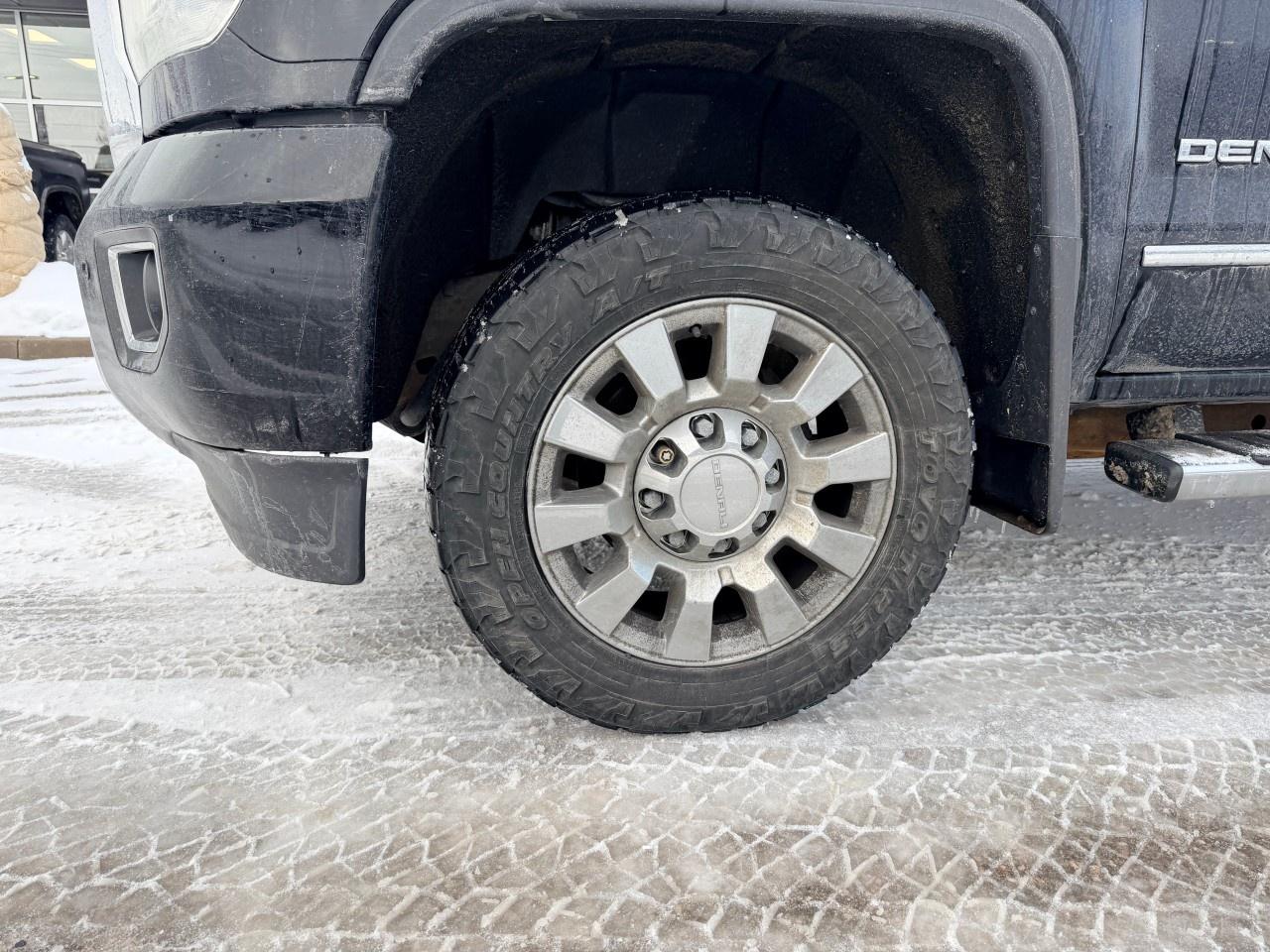 2019 GMC SIERRA 2500HD 4WD Crew Cab Standard Box Denali Photo