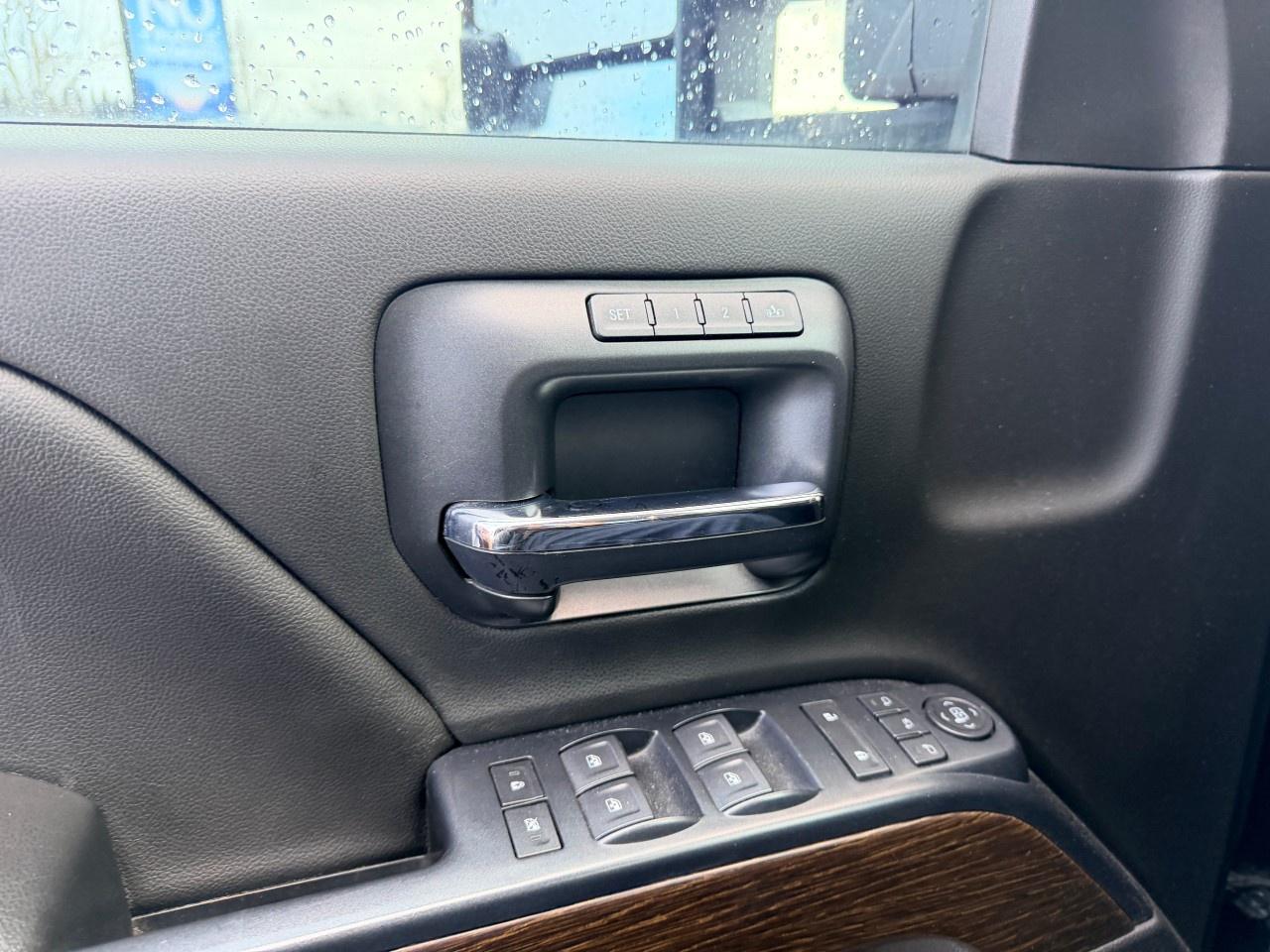 2019 GMC SIERRA 2500HD 4WD Crew Cab Standard Box Denali Photo