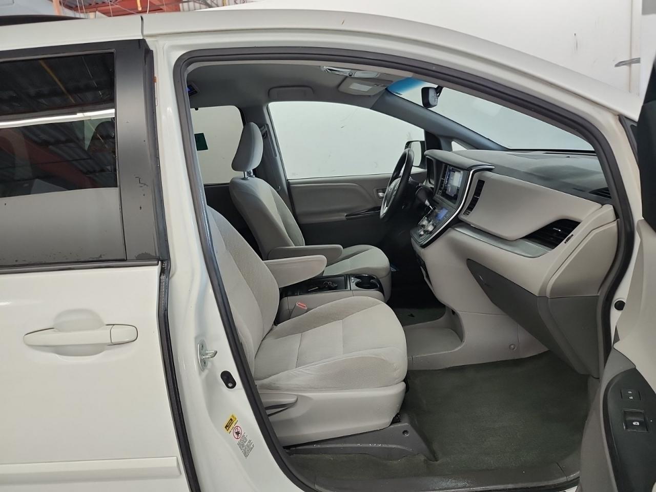 2017 Toyota Sienna LE - Photo #5