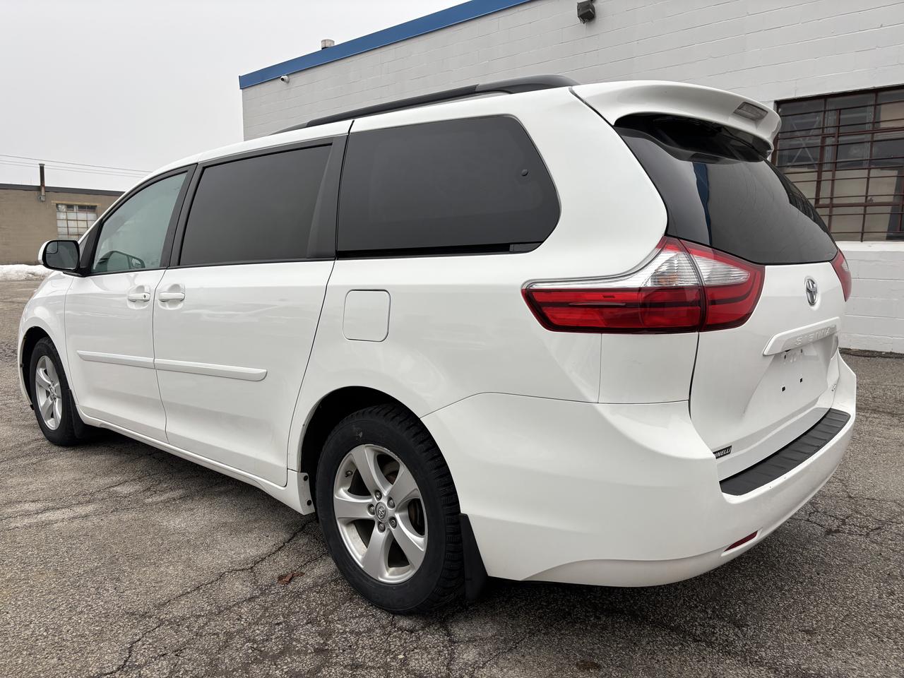2017 Toyota Sienna LE - Photo #9