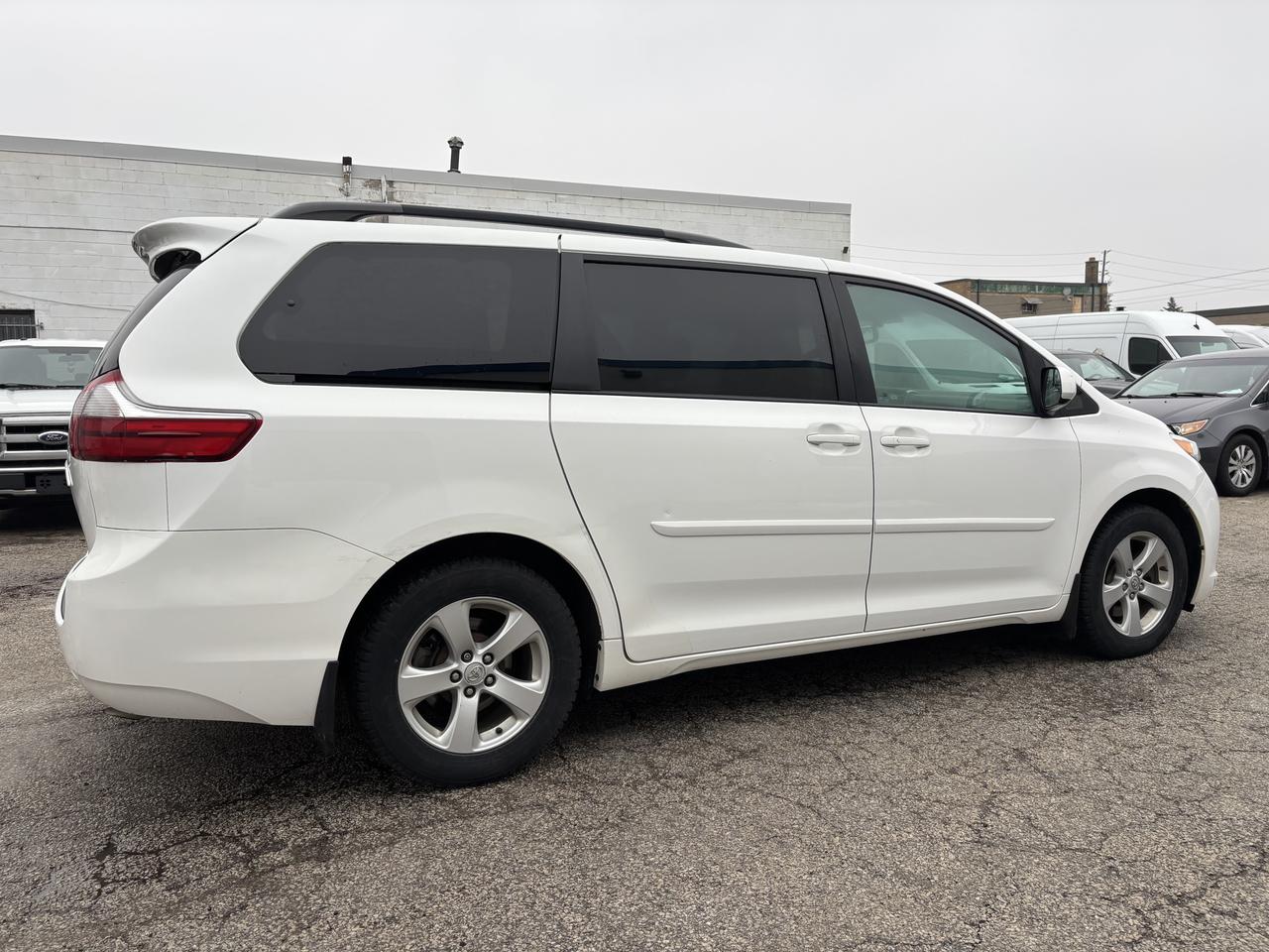2017 Toyota Sienna LE - Photo #6